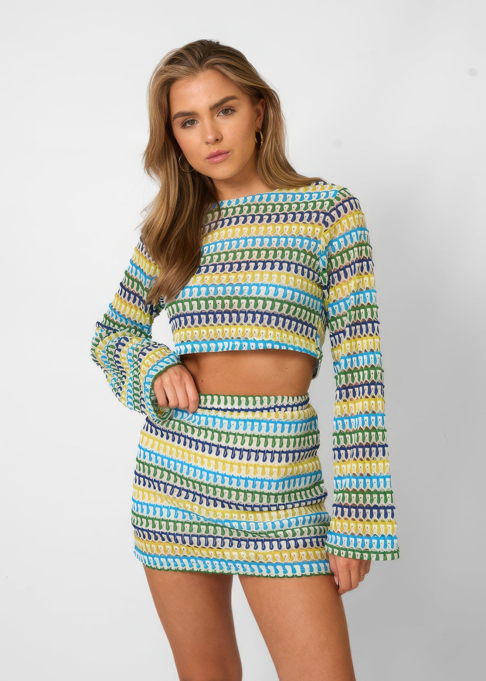 Strikket Sæt med Kort Top & Nederdel | Blød & Farverig | Trendy Design