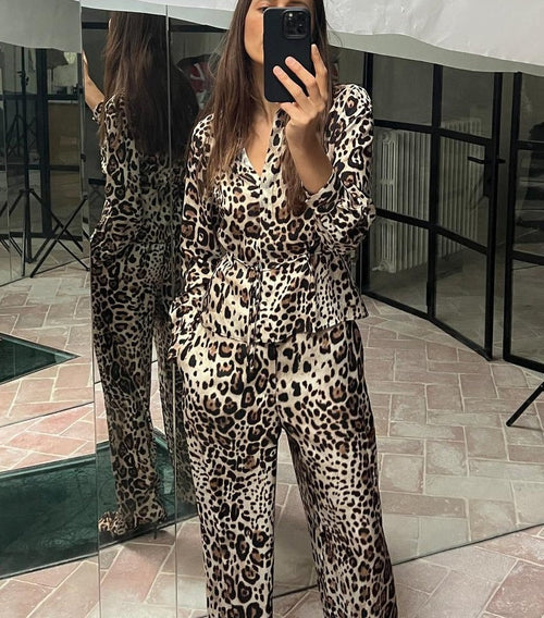 Afskåret top med leopardprint og bælte