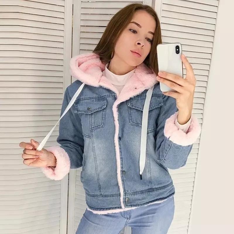 Dame Denim Jakke - Foret med Blød Fuskepels - Klassisk Design med Hætte og Lommer