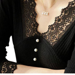 Clara - Chic ribstrikket sweater med sarte blondeærmer