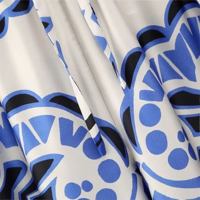 Laila - satin todelt sæt med et fedt print og bindebælte