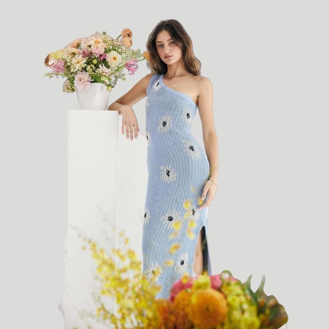 Nina - En-skulder strikket kjole med blomstermønster