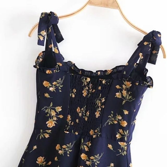 Kiera - blomstret midikjole med flæser og bindebånd
