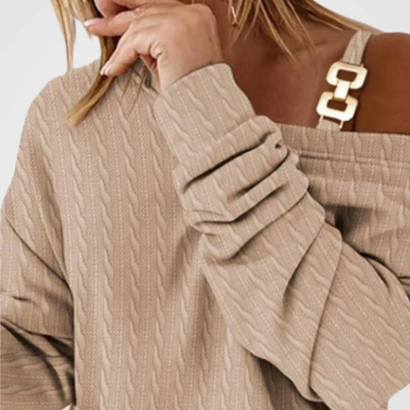 Moderne Chic - Off-Shoulder Rynket Minikjole med Kædedetalje