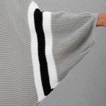 Aria - Oversized strik poncho med stribet accent