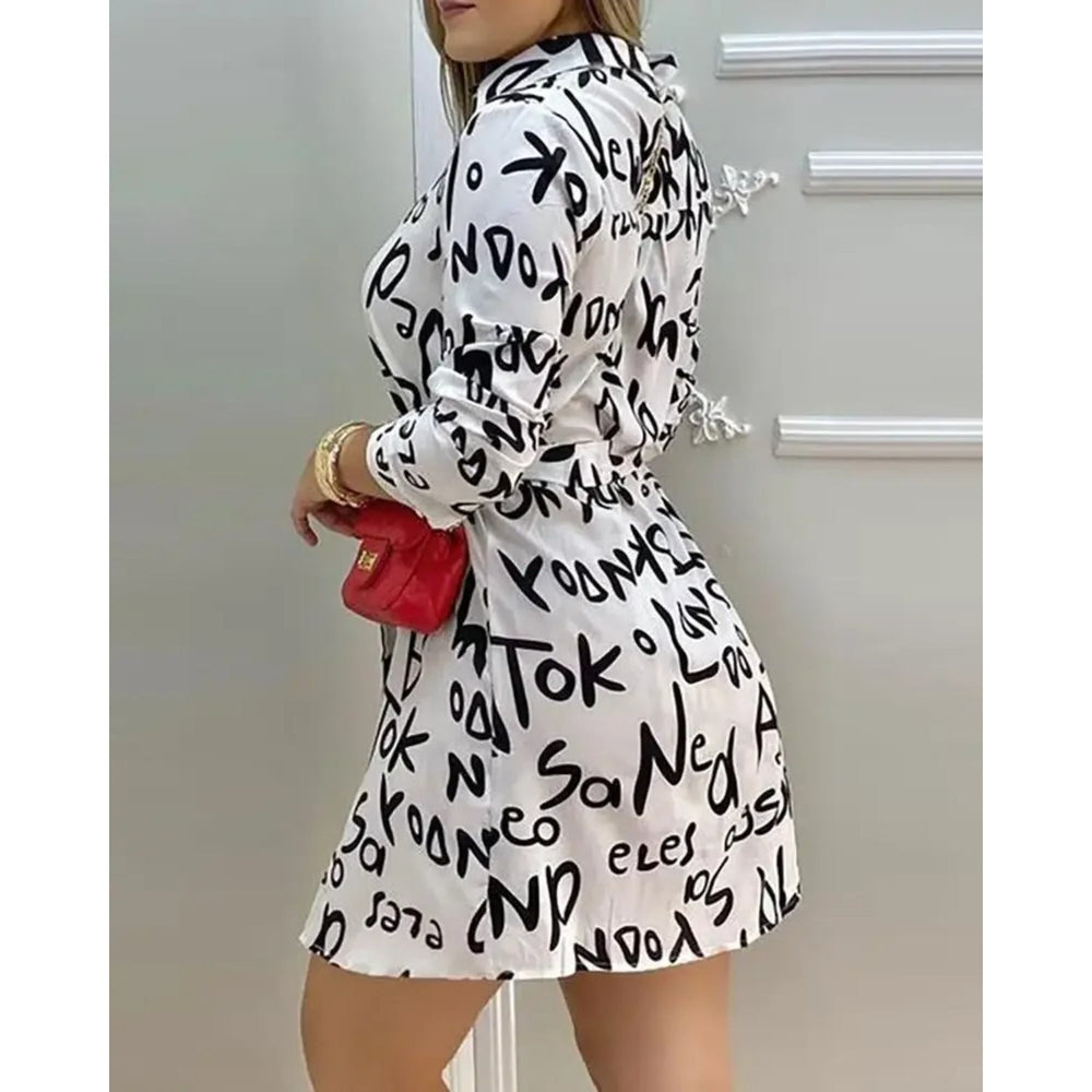 MODA Elegant sommerkjole med hvidt bogstavprint