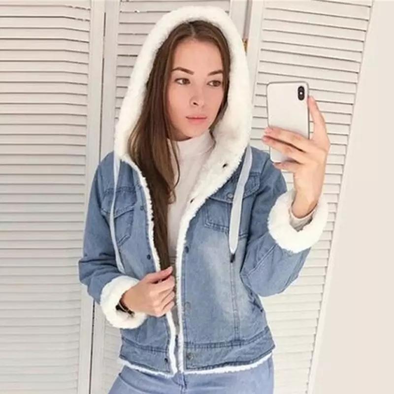 Dame Denim Jakke - Foret med Blød Fuskepels - Klassisk Design med Hætte og Lommer