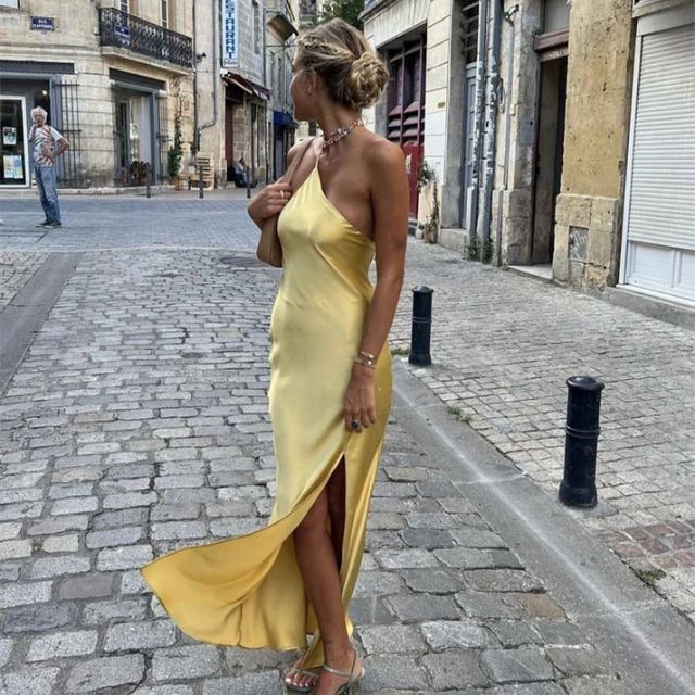 Camilla - Elegant satinkjole med høj benslids