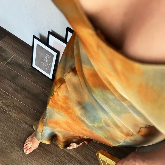 Bianca - Elegant satin maxi kjole med akvarel print