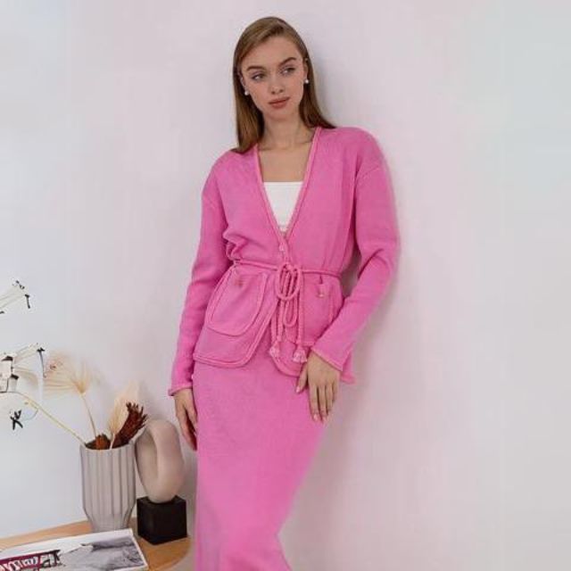Alexandra - Elegant fritidssæt med cardigan med bælte og nederdel