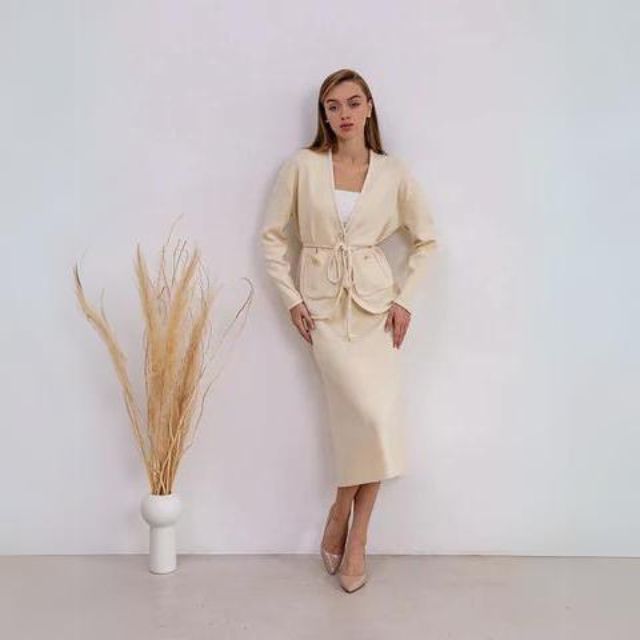 Alexandra - Elegant fritidssæt med cardigan med bælte og nederdel