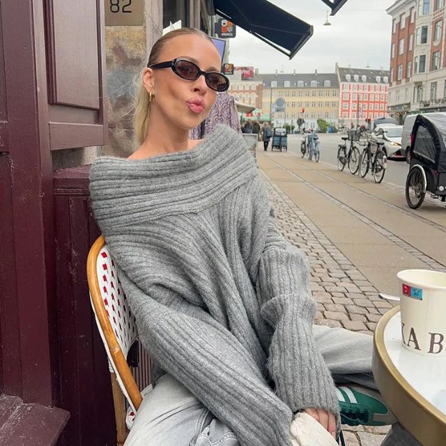 Mia - Asymmetrisk ribstrikket sweater med krave