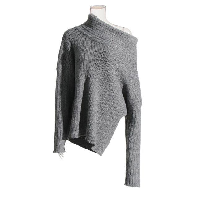 Mia - Asymmetrisk ribstrikket sweater med krave