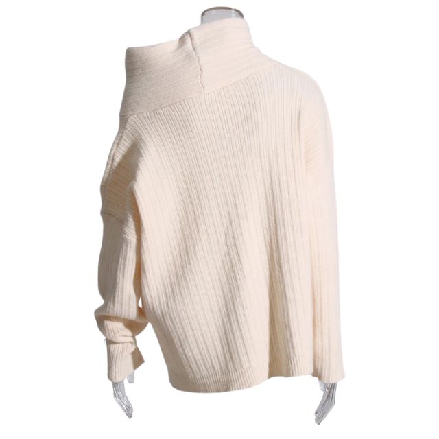Mia - Asymmetrisk ribstrikket sweater med krave