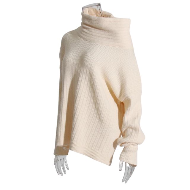 Mia - Asymmetrisk ribstrikket sweater med krave