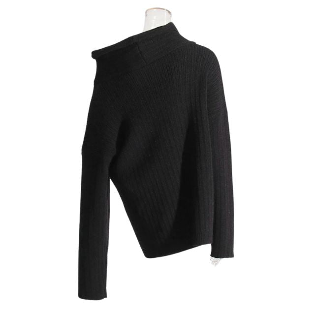 Mia - Asymmetrisk ribstrikket sweater med krave