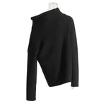 Mia - Asymmetrisk ribstrikket sweater med krave