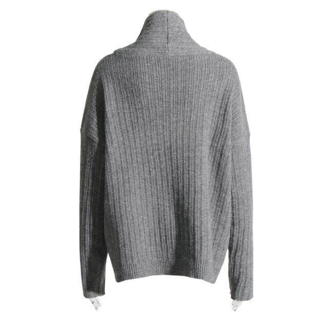 Mia - Asymmetrisk ribstrikket sweater med krave
