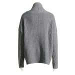 Mia - Asymmetrisk ribstrikket sweater med krave