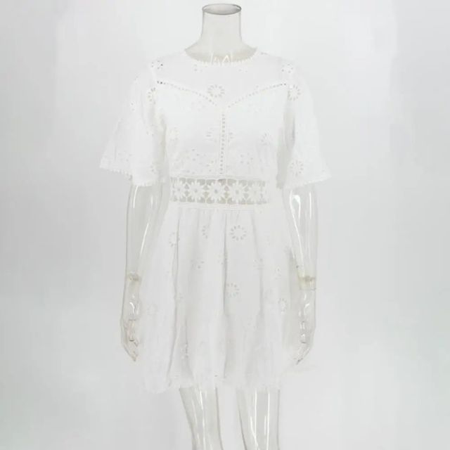 Isabella - broderie anglaise kjole med hæklet taljedetalje