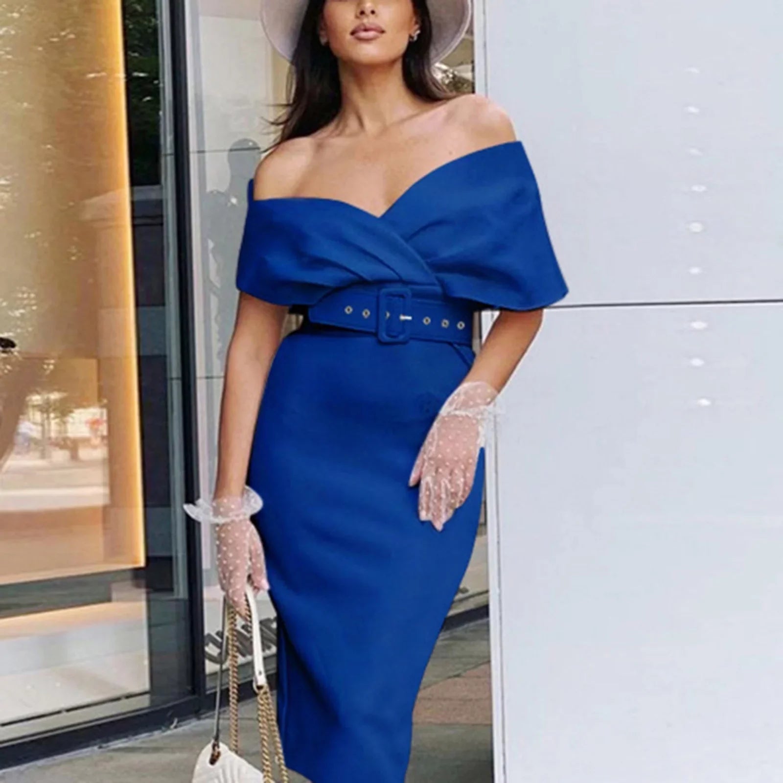 Valentina - Elegant aftenkjole med off-the-shoulder snit og bælte
