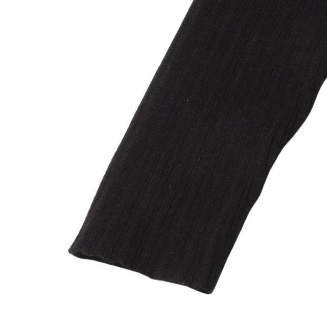 Mia - Asymmetrisk ribstrikket sweater med krave