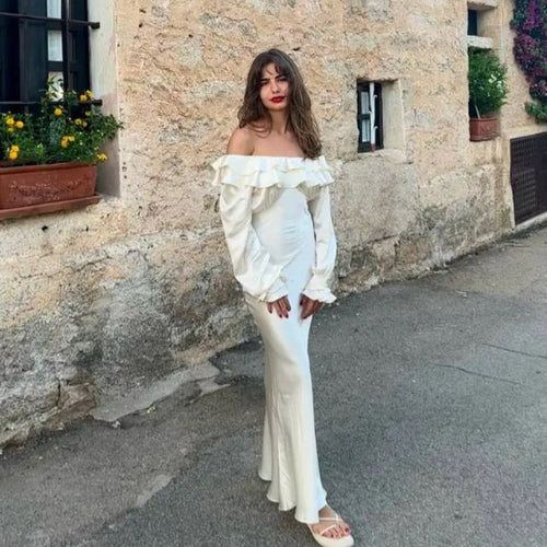 Isabella - off-the-shoulder kjole med flæser og en figursyet silhuet