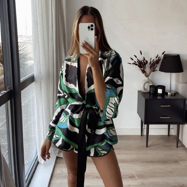 Naomi - sæt med grafisk print og kimono og shorts