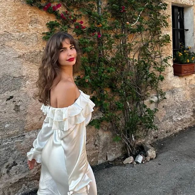 Isabella - off-the-shoulder kjole med flæser og en figursyet silhuet