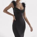 Miranda - Elegant satin kjole med fjer accenter