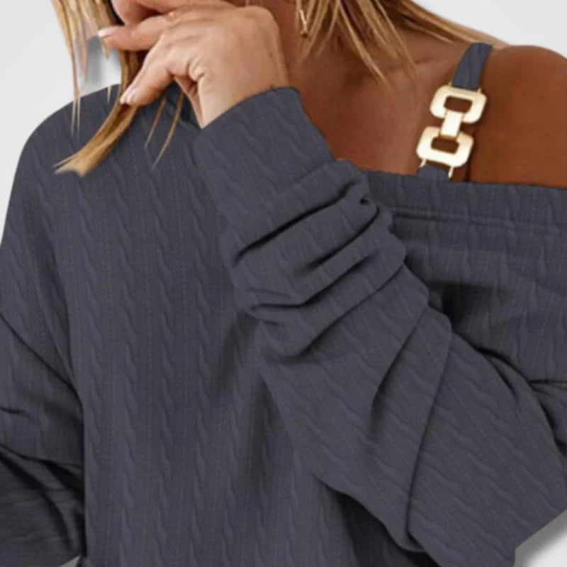 Moderne Chic - Off-Shoulder Rynket Minikjole med Kædedetalje
