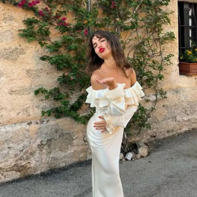 Isabella - off-the-shoulder kjole med flæser og en figursyet silhuet