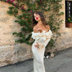 Isabella - off-the-shoulder kjole med flæser og en figursyet silhuet
