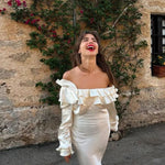 Isabella - off-the-shoulder kjole med flæser og en figursyet silhuet
