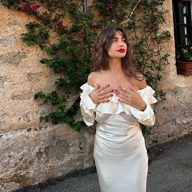 Isabella - off-the-shoulder kjole med flæser og en figursyet silhuet