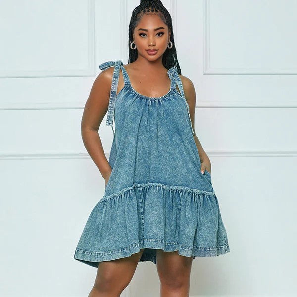 Daisy - Denim Flæsekjole med Bindebånd på Skuldrene