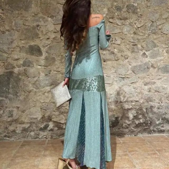 Sienna - off-the-shoulder plisseret maxikjole med teksturerede detaljer