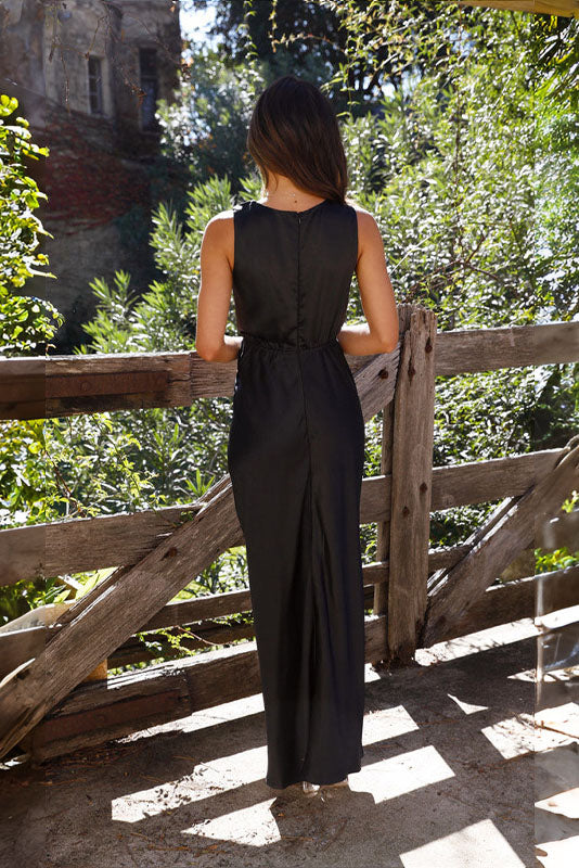 Lang Satin Kjole med Slids | Polyester | Elegant & Tidløs