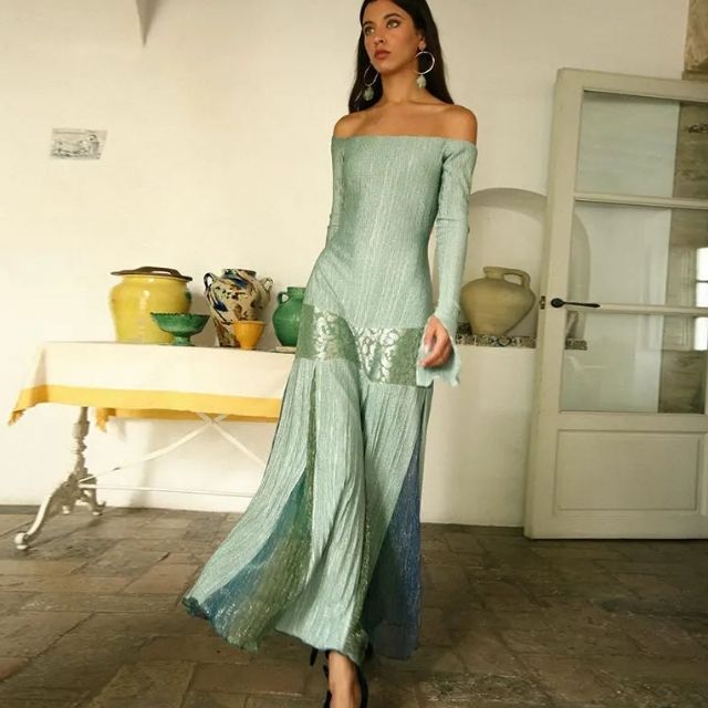 Sienna - off-the-shoulder plisseret maxikjole med teksturerede detaljer