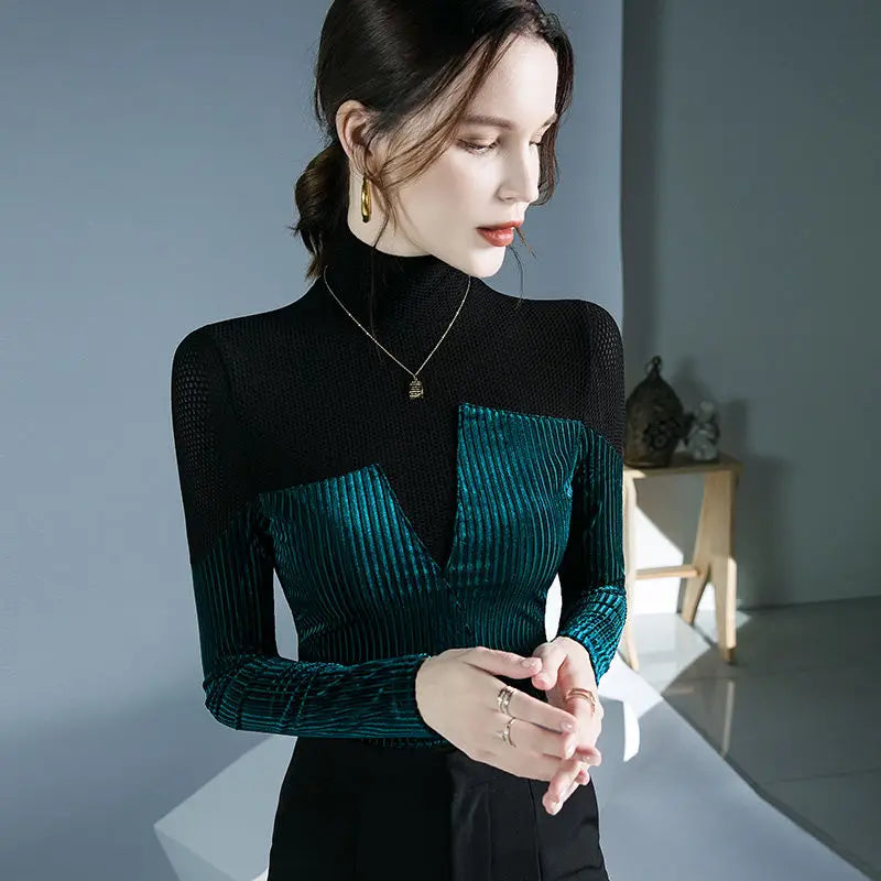 Seraphina - Elegant rullekravetrøje med fløjlspatchwork