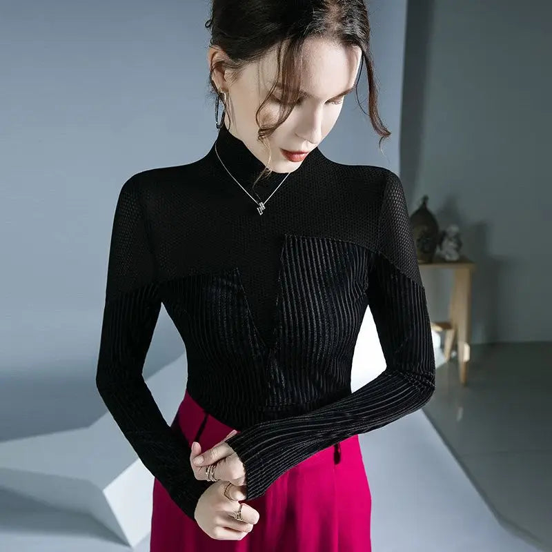 Seraphina - Elegant rullekravetrøje med fløjlspatchwork
