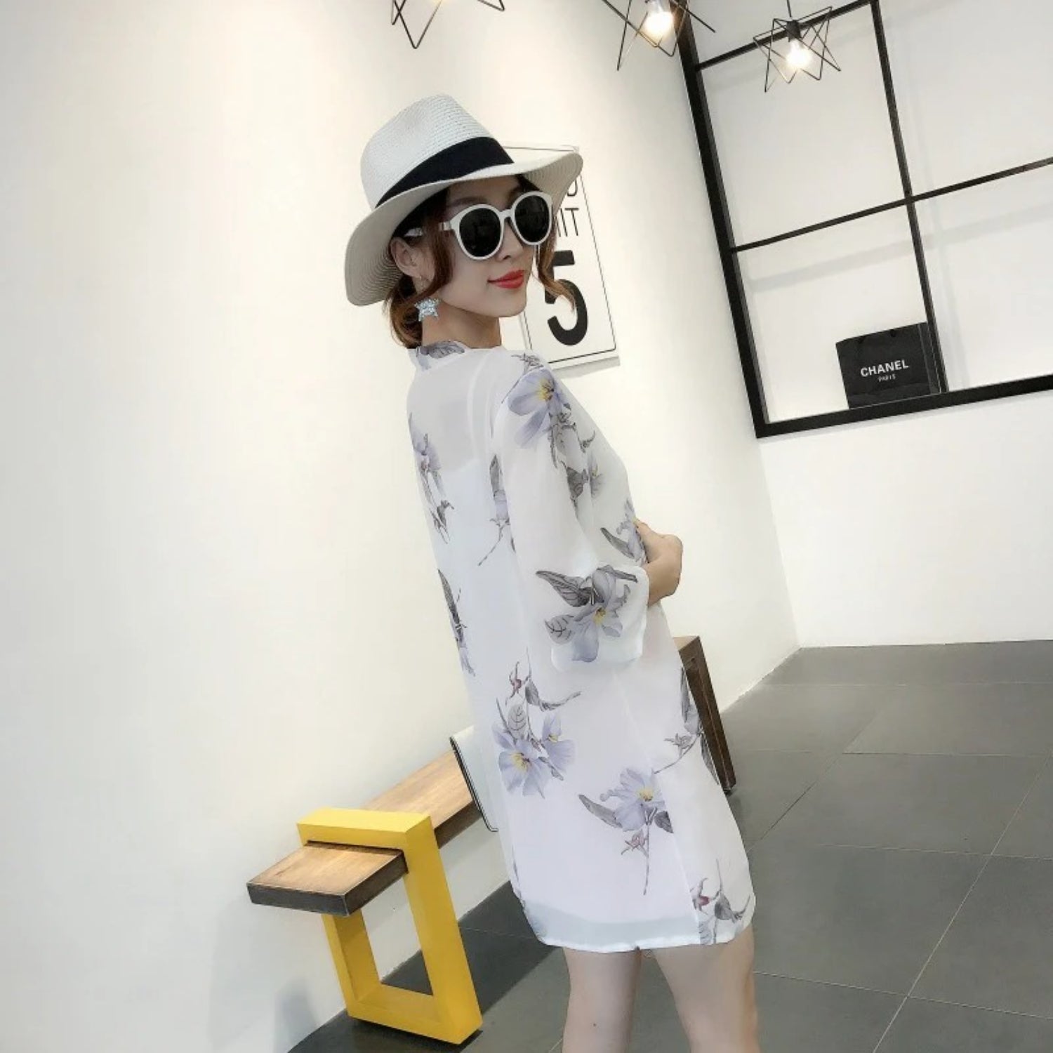MODA hvid kimono med fjerprint og v-hals