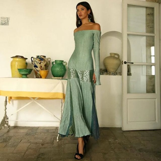 Sienna - off-the-shoulder plisseret maxikjole med teksturerede detaljer