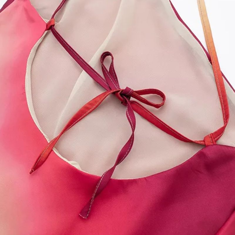 Cassandra - Gradient halter neck kjole med rygløst design