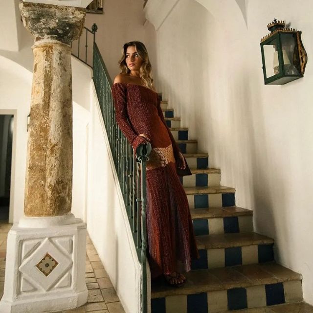 Sienna - off-the-shoulder plisseret maxikjole med teksturerede detaljer