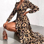 Naomi - Chic slå-om-kjole i leopardprint
