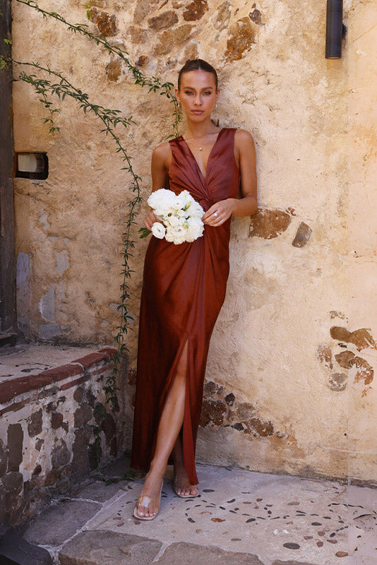 Lang Satin Kjole med Slids | Polyester | Elegant & Tidløs