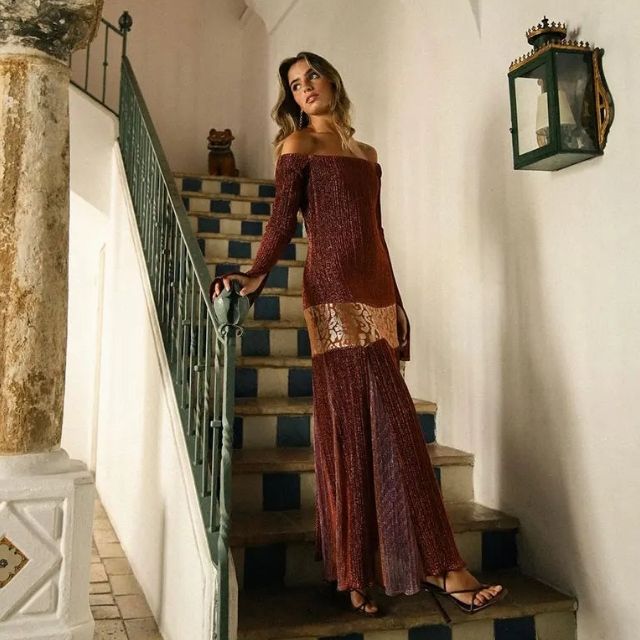 Sienna - off-the-shoulder plisseret maxikjole med teksturerede detaljer