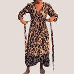 Naomi - Chic slå-om-kjole i leopardprint