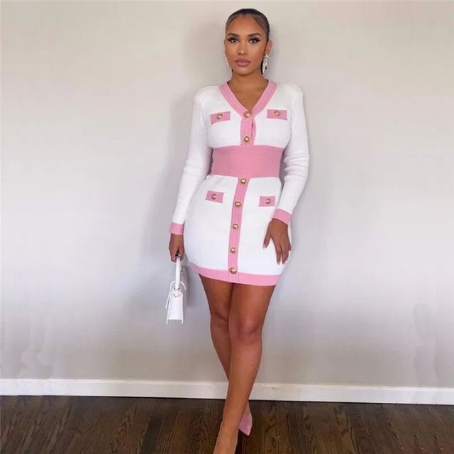 Bianca - Chic strikkjole med knapdekoration